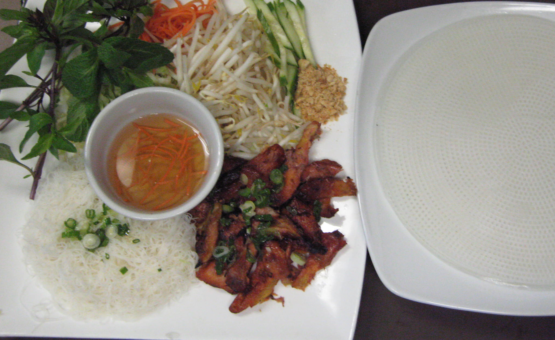 Assiette de grillades et vermicelles Saigon Pho